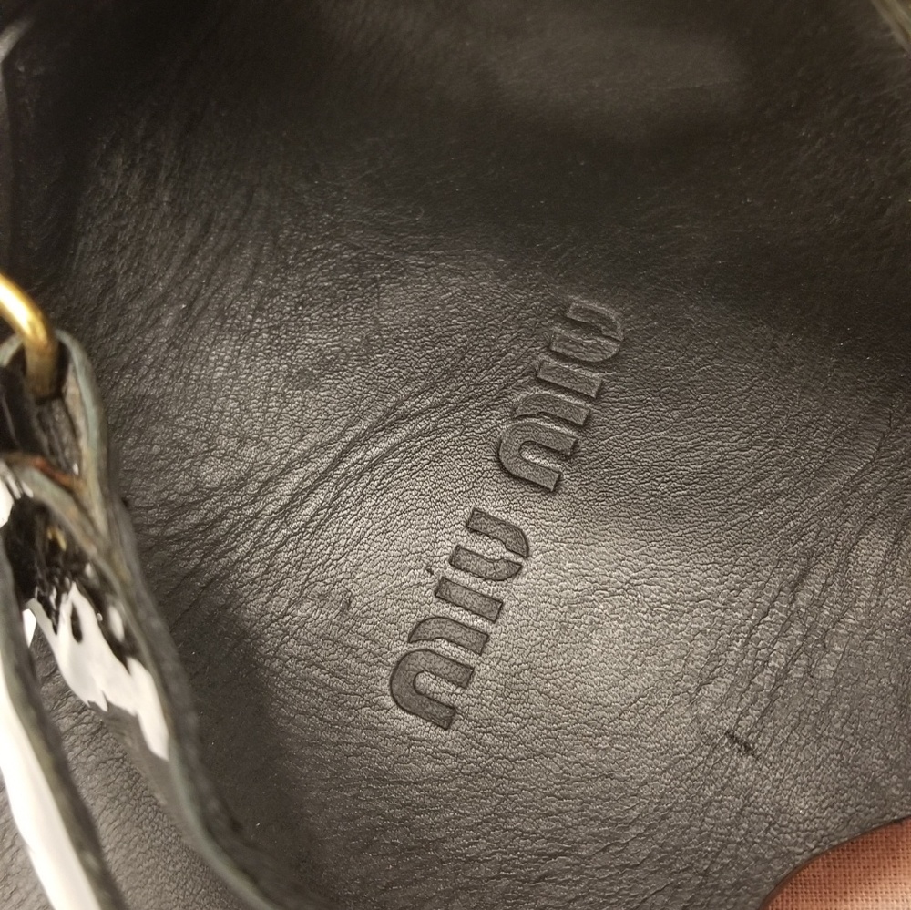 Miu Miu flat black leather & gold hardware sandcas - Picture 4 of 8